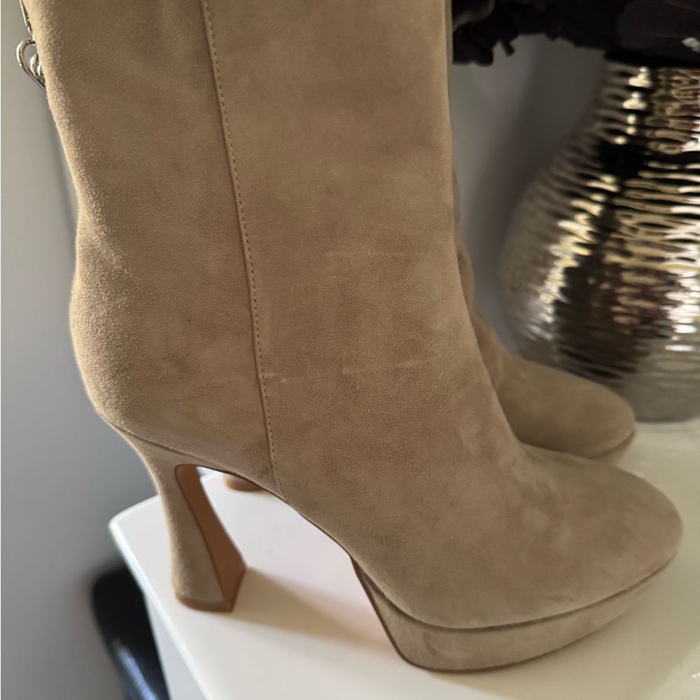 Brand new wishbone suede boots